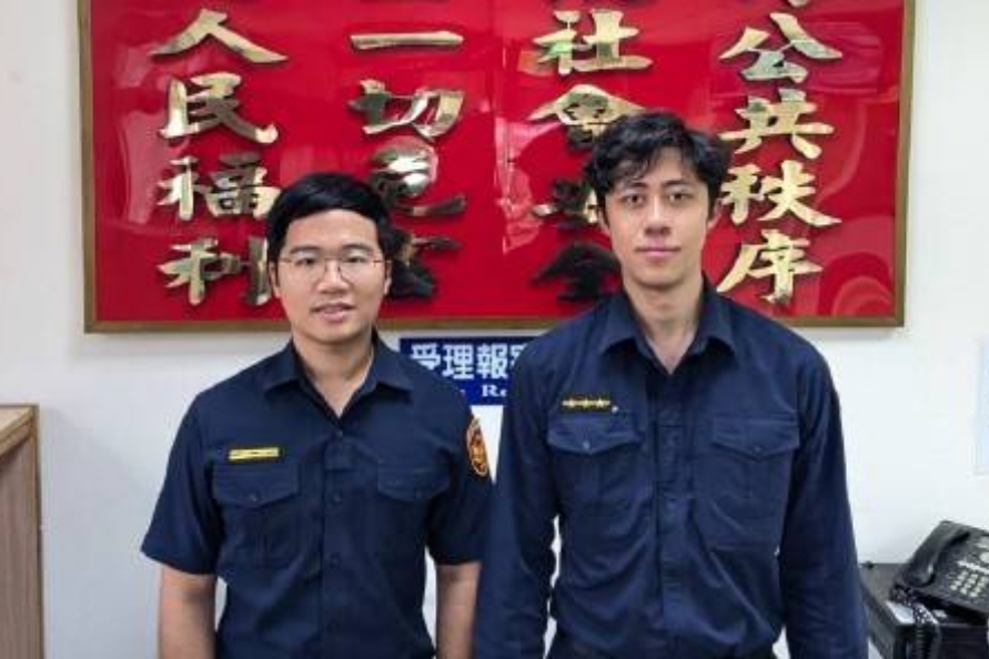 暖警解圍 民眾車輛拋錨路中 員警揮汗推車助解圍 1 MEITU 20250617 083136085