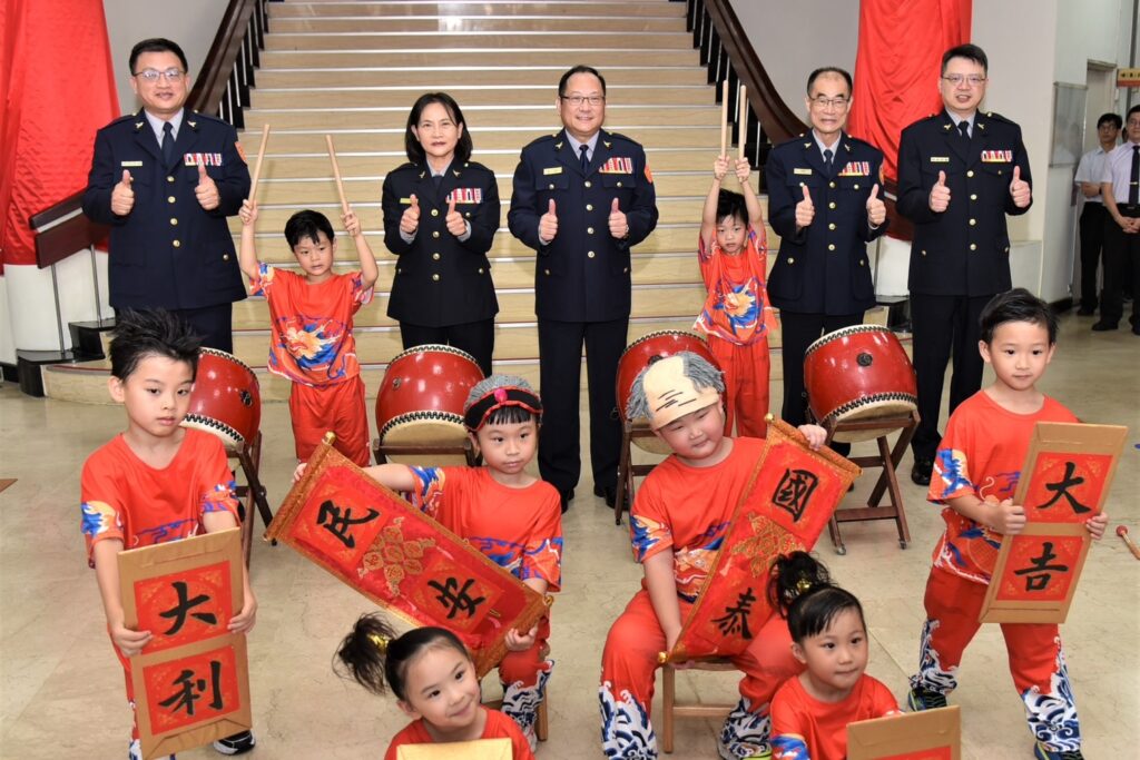 打造警察執勤造型藝術柱 樹立執勤專業形象 1 一 31