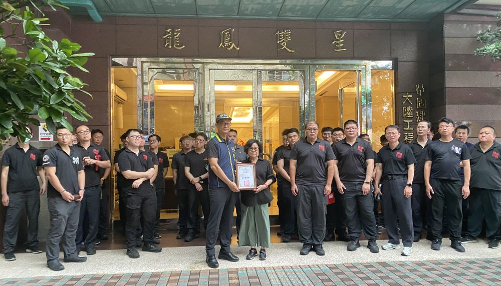 提升應變能力 新北消攜手社區複合式防災訓練 1 《圖說》新北消第一大隊長羅凱文頒感謝狀予龍鳳雙星社區。〈第一大隊提供〉