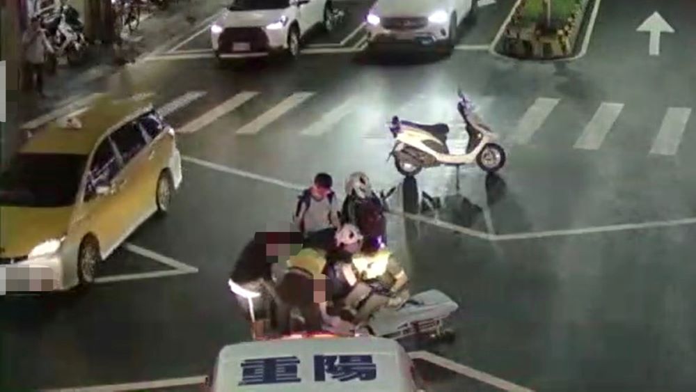 近9旬婦過路突雙腳無力倒臥 三重下班警即時救援 1 《圖說》員警協助過馬路腳軟跌倒在路中間老婦情形。〈三重分局提供〉