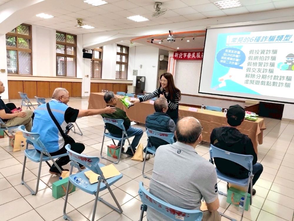 打擊詐欺手法創新 三重警「乖乖」出擊 2 《圖說》民眾對於乖乖結合反詐欺宣導覺得特別新奇且有創意。〈三重分局提供〉