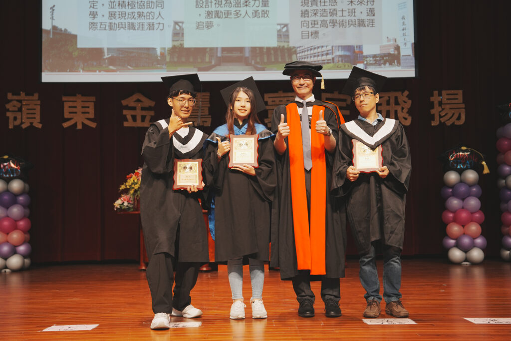 下午場勤學獎頒獎，其中流設系碩士生黃加鑫左二克服視覺障礙，努力向學精神深獲肯定