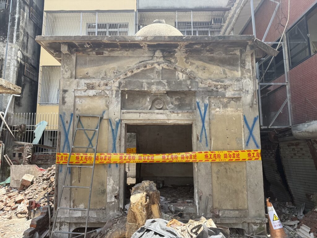 中區自由路發現疑似文資建物 中市文化局啟動暫定古蹟程序 3 中區自由路民宅環境清理發現疑似文資建物 中市文化局啟動暫定古蹟程序 圍設保護範圍