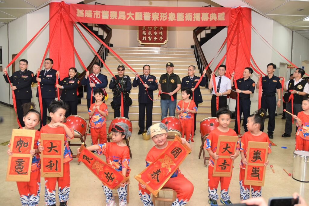 打造警察執勤造型藝術柱 樹立執勤專業形象 2 二 15