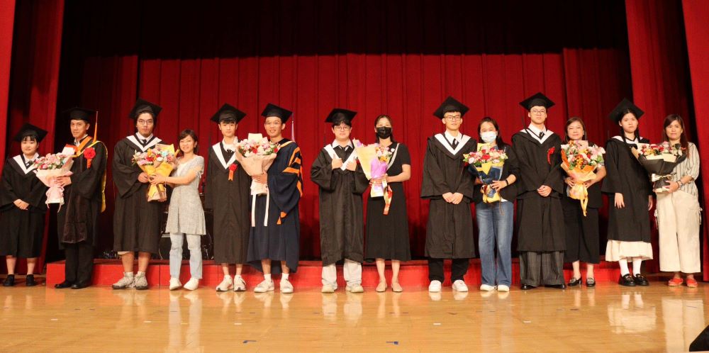 誠勤樸慎創新 亞東科大畢典勉以校訓為人生座標 1 《圖說》獲成就獎章學生與和家長合影。〈亞東科大提供〉