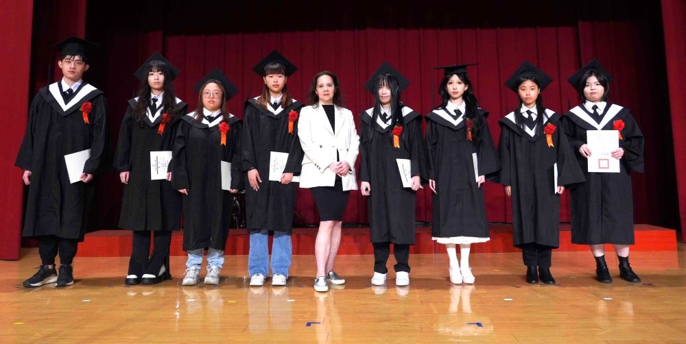 誠勤樸慎創新 亞東科大畢典勉以校訓為人生座標 3 《圖說》書卷獎得獎學生與亞東科大徐國梅董事(圖中)合影。〈亞東科大提供〉