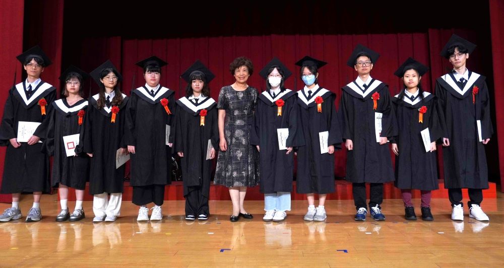 誠勤樸慎創新 亞東科大畢典勉以校訓為人生座標 4 《圖說》書卷獎得獎學生與亞東科大董麗貞董事(圖中)合影。〈亞東科大提供〉