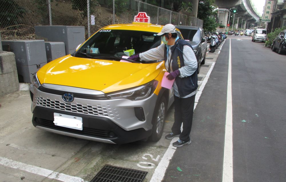 解決久停占位 新北7月起5區新增收費停車格 1 《圖說》三重區自強路3段76巷收費情形。〈交通局提供〉