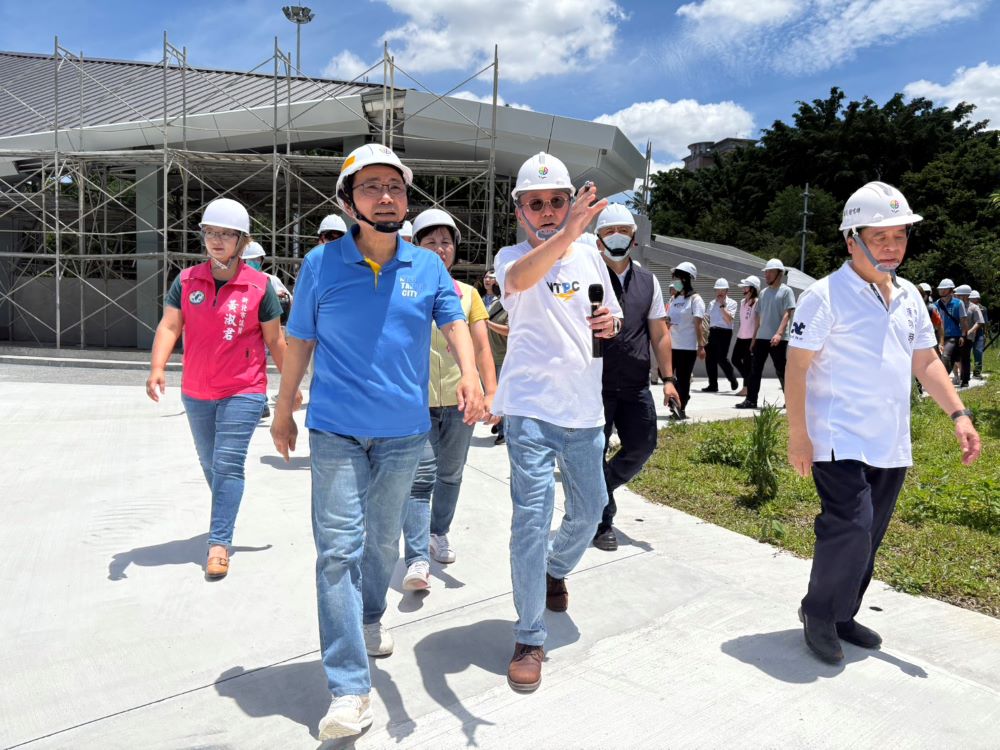 打造宜居城市 板橋年底再增2座立體停車場 1 《圖說》侯友宜市長視察溪北公園景觀改造情形,右一為交通局長鍾鳴時。〈交通局提供〉