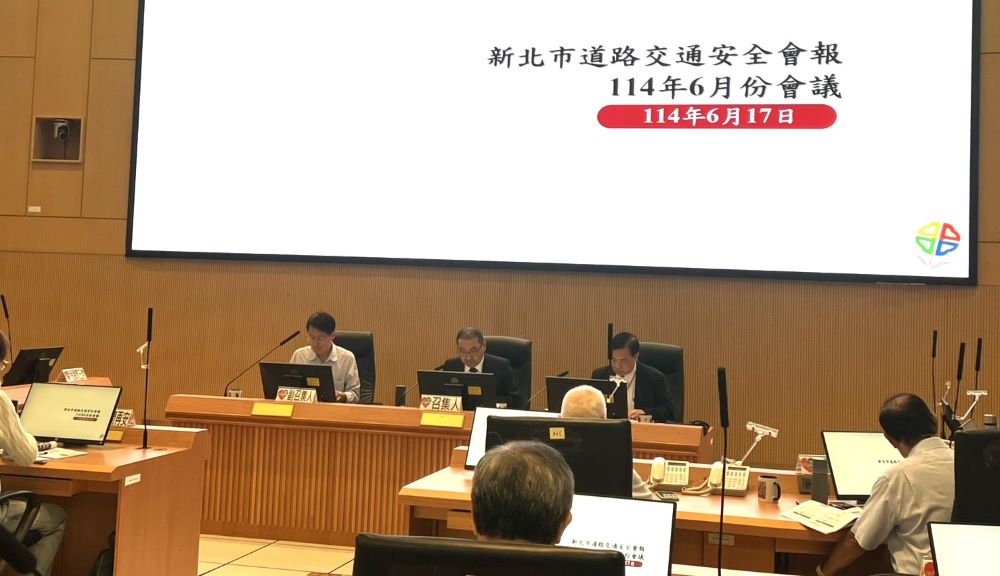 新北籲請中央機車考駕訓合一納入法規 1 《圖說》新北市長侯友宜主持6月份道安會報,右為交通局長鍾鳴時。〈交通局提供〉