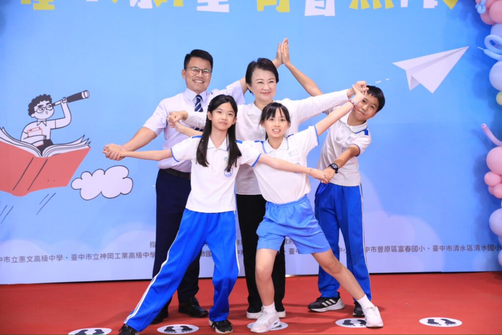 中市今表揚逾2千名國中小市長獎得主 盧秀燕俏皮配合擺拍 1 今天松竹國小學生在現場呼應今年 耀眼新星 青春無限 主題 邀請市長與校長五人合體擺出 星星pose 創意十足 活力滿點