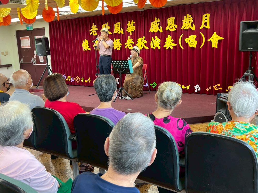 八德榮家懷舊金曲饗宴 美好旋律長者陶醉 5 《圖說》張愛民、熊綉娟兩位老師帶來的經典國語老歌饗宴住民長輩十分陶醉。〈八德榮家提供〉