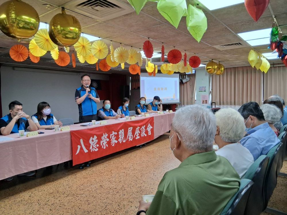 強化溝通優化照護品質 八德榮家家屬座談建言踴躍 1 《圖說》八德榮家主任酆世俊(站立者)感謝家屬參與座談共同營造溫馨舒適頤養環境。〈八德榮家提供〉