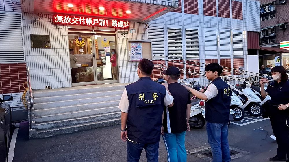 情緒失控虐貓 涉案阿兵哥退伍當天送辦 2 《圖說》樹林分局偵查隊將嫌疑犯帶回派出所製作筆錄。〈動保處提供〉