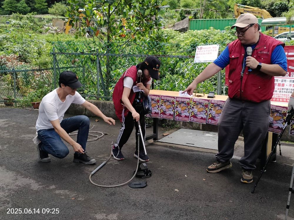 守護動物安全 新北掃蕩獸鋏雷霆行動出擊 4 《圖說》動保處人員說明依據新北市動物保護自治條例禁止陳列販售、使用山豬吊捕獸鋏。〈動保處提供〉