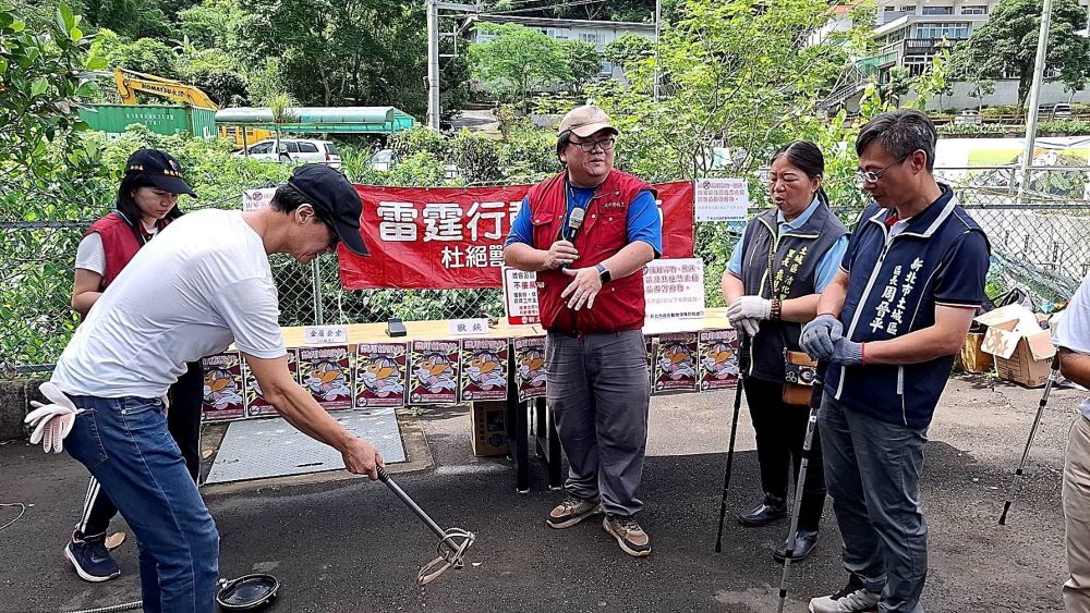 守護動物安全 新北掃蕩獸鋏雷霆行動出擊 2 《圖說》動保處人員示範獸鋏陷阱。〈動保處提供〉