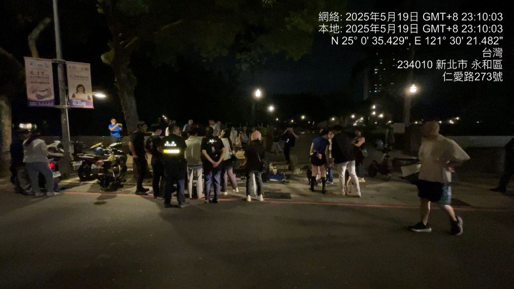 公園棄養狗貓 新裁罰港女55萬列黑名單 4 《圖說》人潮圍觀警察局也到場協助維持秩序。〈動保處提供〉