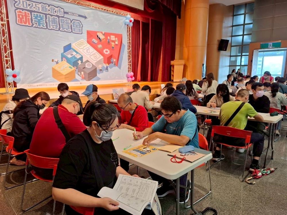 多元職缺吸睛 新北板橋就博會破千人次進場 2 《圖說》就業博覽會現場坐滿填寫資料求職民眾。〈勞工局提供〉
