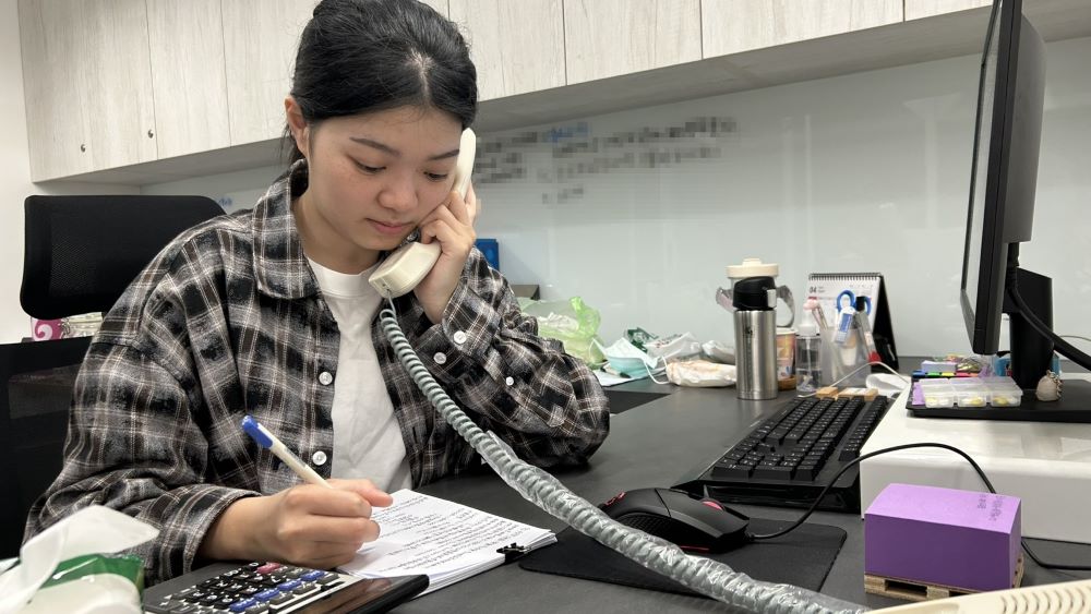 公部門資源神救援 新北青年全方位就業計畫告別迷惘 1 《圖說》青年擔任會計助理工作照片。〈勞工局提供〉