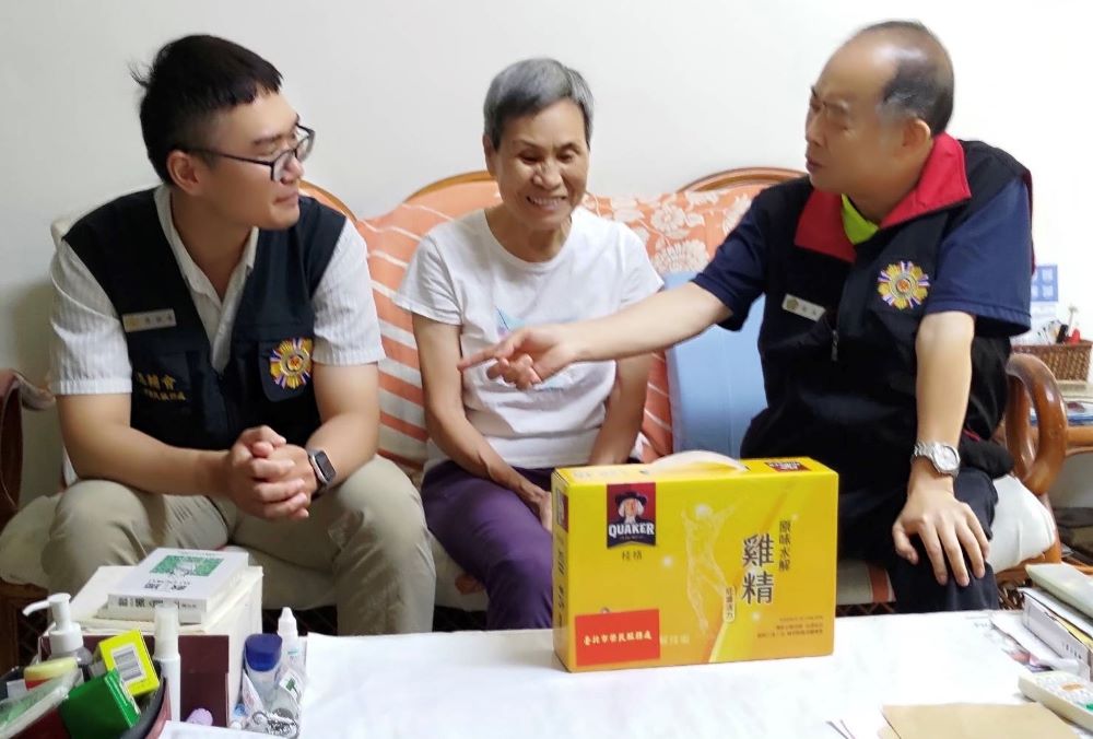 臺北市榮服處關懷問暖 年長榮民眷倍感溫馨 1 《圖說》徐木生副處長〈右〉溫馨關懷81歲獨居的李瑜珠阿姨。〈臺北市榮服處提供〉