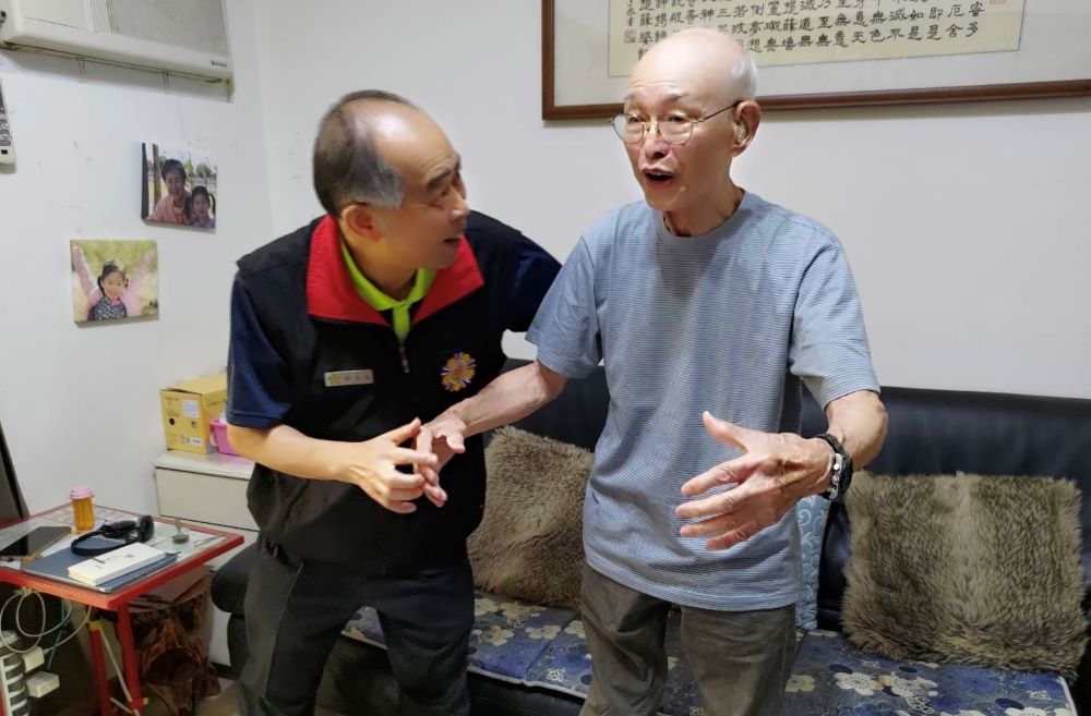 臺北市榮服處關懷問暖 年長榮民眷倍感溫馨 2 《圖說》徐木生副處長與豐富多彩的人生歷程堪為後輩楷模的97歲高齡聶顯堯伯伯。〈臺北市榮服處提供〉