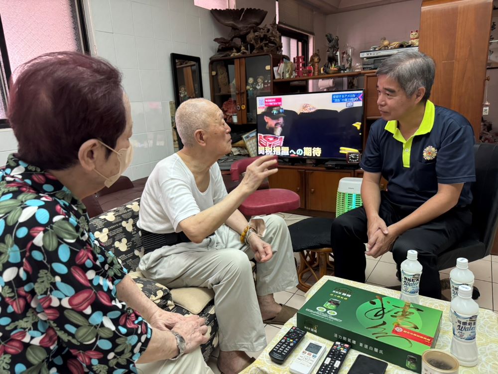 關懷高齡榮民眷 新北榮服處送暖不間斷 6 《圖說》林振生處長(右)關懷夏伯伯(中),並致贈雞精禮盒。〈新北榮服處提供〉