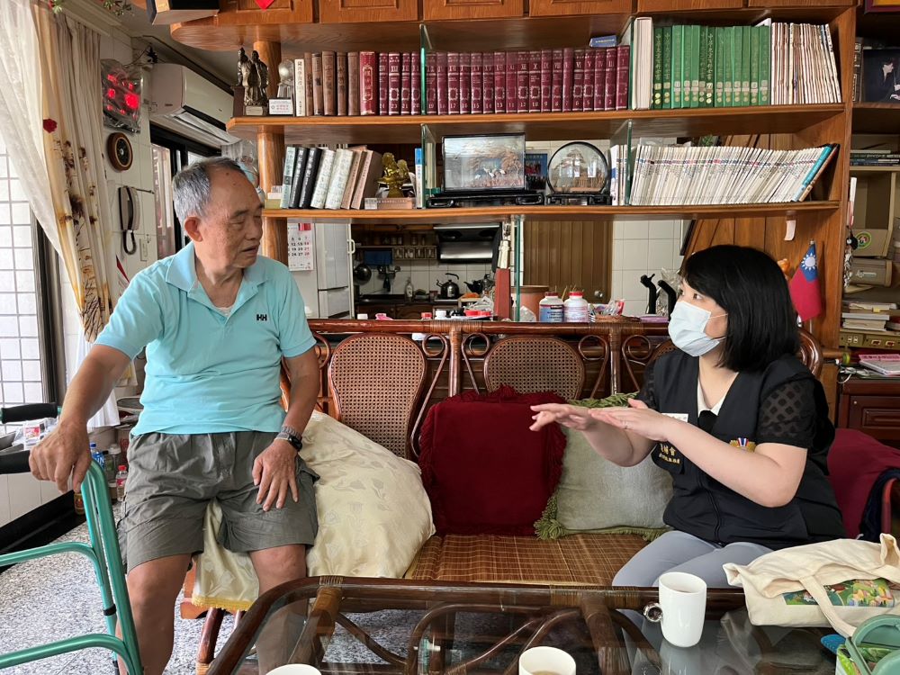 宣導照護高齡榮民政策 臺北榮服處溫馨訪視兼顧關懷 1 《圖說》臺北市榮民服務處為落實對高齡榮民的關懷服務,今日由組長李以珍前往南港區,訪視四位高齡榮民。〈臺北市榮服處提供〉