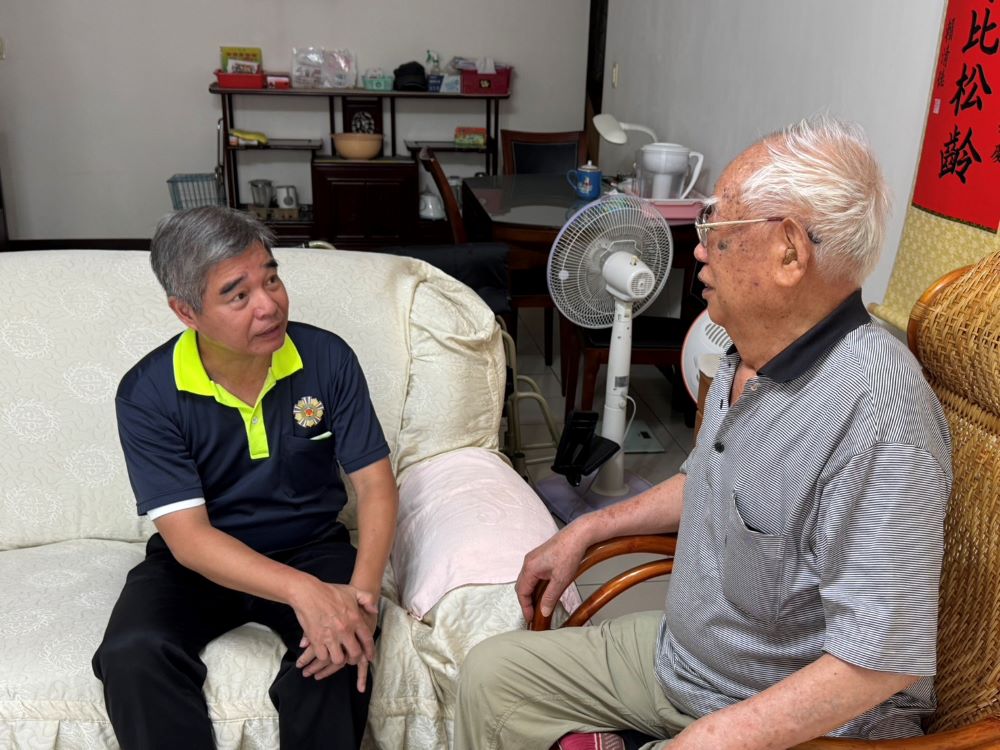 關懷高齡榮民眷 新北榮服處送暖不間斷 7 《圖說》林振生處長(左)關懷蔣伯伯(右),並致贈雞精禮盒。〈新北榮服處提供〉