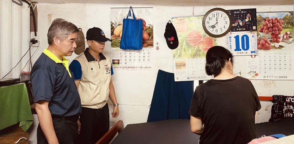 鏈結社福資源 新北榮服處攜手善團贈榮民長者電動床 5 《圖說》新電動床安裝並測試完成後,眾人協助教導許阿姨如何遙控操作新電動床。〈新北榮服處提供〉