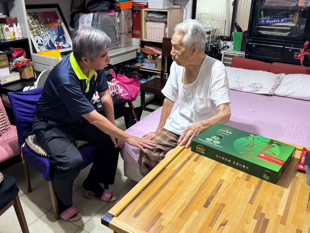 關懷高齡榮民眷 新北榮服處送暖不間斷 5 《圖說》林振生處長(左)關懷百歲張爺爺(右),並致贈雞精禮盒。〈新北榮服處提供〉