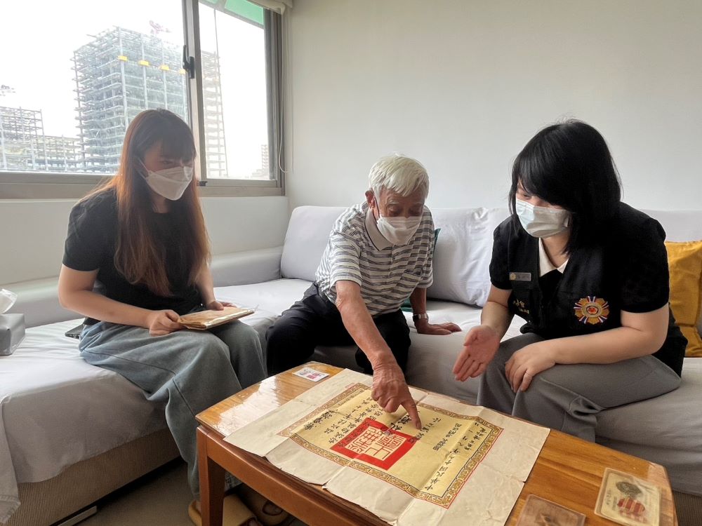 宣導照護高齡榮民政策 臺北榮服處溫馨訪視兼顧關懷 3 《圖說》李以珍與榮民長輩分享往日軼事。〈臺北市榮服處提供〉