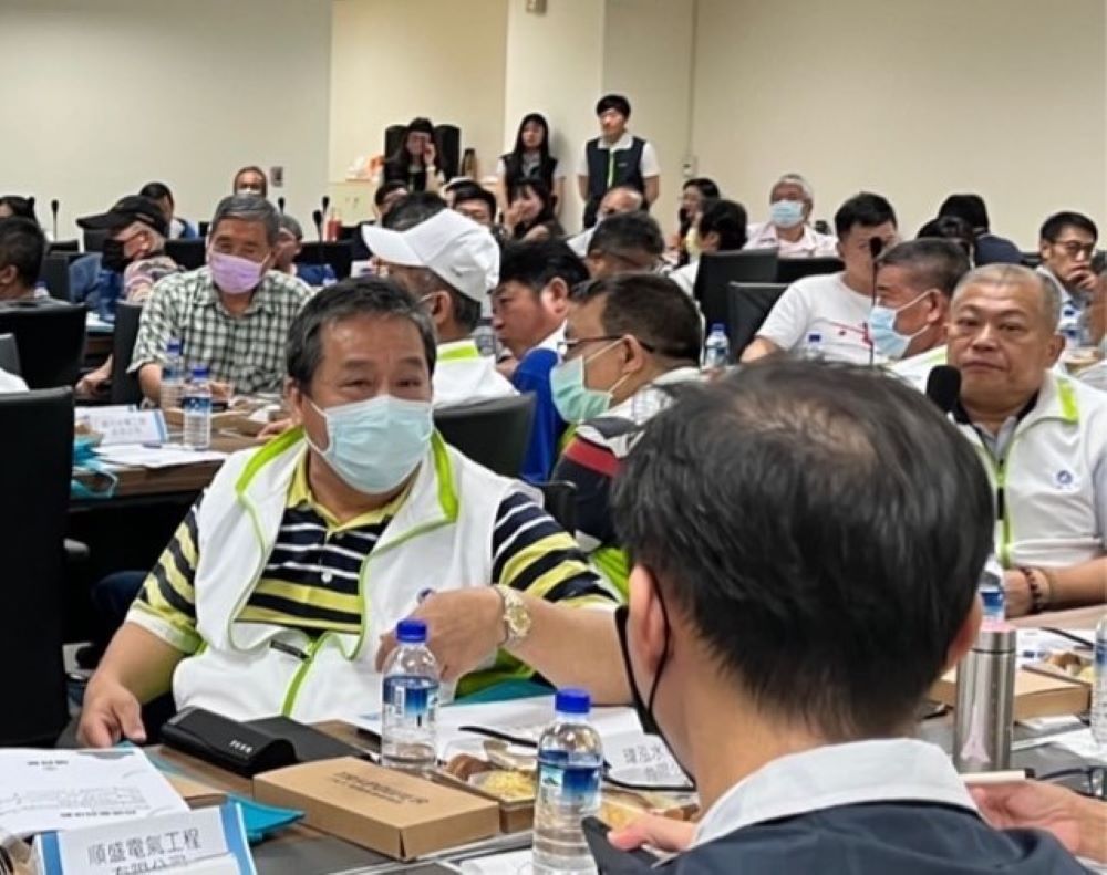與承裝業座談 台電北南區處聚焦電動車用電與RE30綠能推廣 3 《圖說》會中也宣導近期積極推動的綠電RE30方案,展現台電在綠色能源領域的領導決心。〈北南區處提供〉