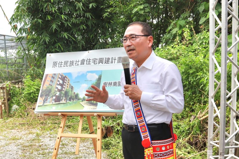 視察《住宅法》全國首座原民社宅 侯:深化居住正義建立典範 1 《圖說》市長侯友宜視察全國首座規劃興建的原住民族專屬社會住宅,強調這不僅是住宅政策的具體實踐,更肩負引領全國社宅政策的責任與使命。〈原民局提供〉
