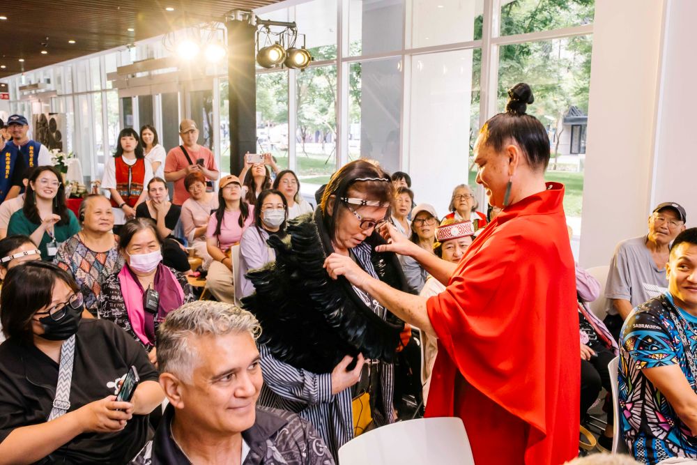台紐原民文經交流新對話 Matariki毛利新年新北共慶 6 《圖說》毛利設計師Kiri Nathan帶著毛利服飾與烏來織女們來段即興走秀。〈原民局提供〉