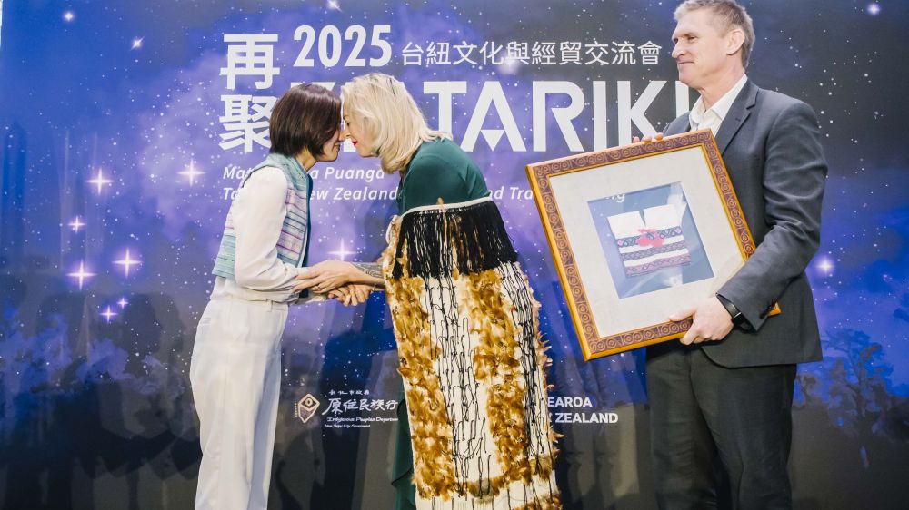 台紐原民文經交流新對話 Matariki毛利新年新北共慶 5 《圖說》交換信物及碰鼻禮(hongi)。〈原民局提供〉