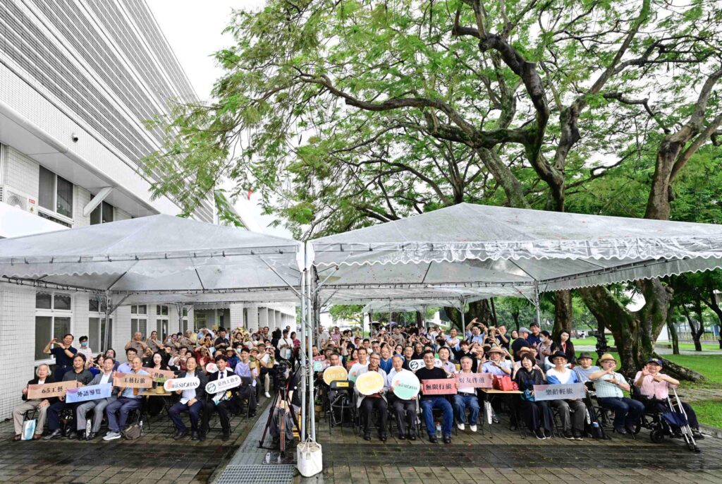 參與貴賓共同合影留念，2025「65工藝節」為聚焦多元、國際、承新、旅遊、互動、體驗及活動等7大項豐富元素的臺灣工藝活動。