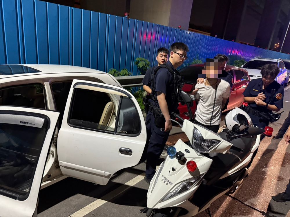 債務糾紛當街擄人 中和警40分鐘火速破案逮3嫌 1 《圖說》中和警於受理報案40分鐘後在新北市五股區查獲涉案自小客及嫌疑人。〈中和分局提供〉