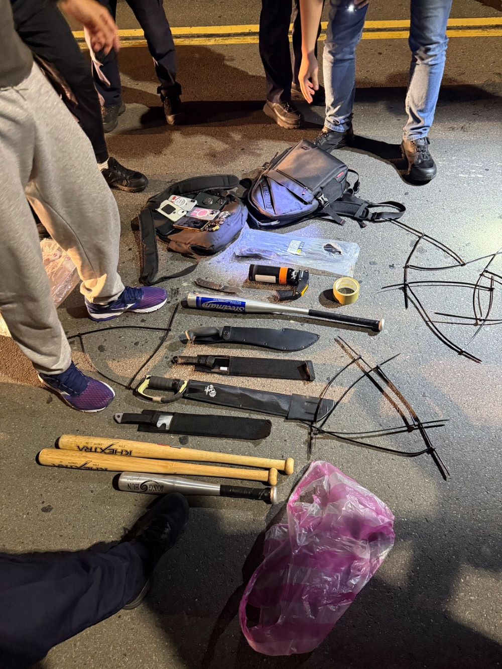 債務糾紛當街擄人 中和警40分鐘火速破案逮3嫌 2 《圖說》現場查扣犯罪使用之球棒、刀子、束帶等證物。〈中和分局提供〉