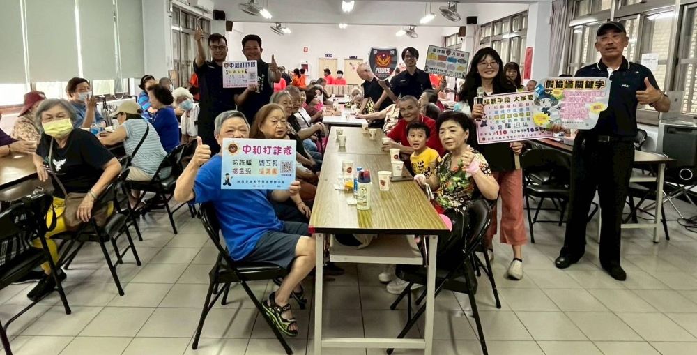 宣導識詐防騙 中和警型男所長深入社區 2 《圖說》中和警犯罪預防團隊前進中和東南里對參加「共餐的大哥大姐們」宣導防止詐騙。〈中和分局提供〉