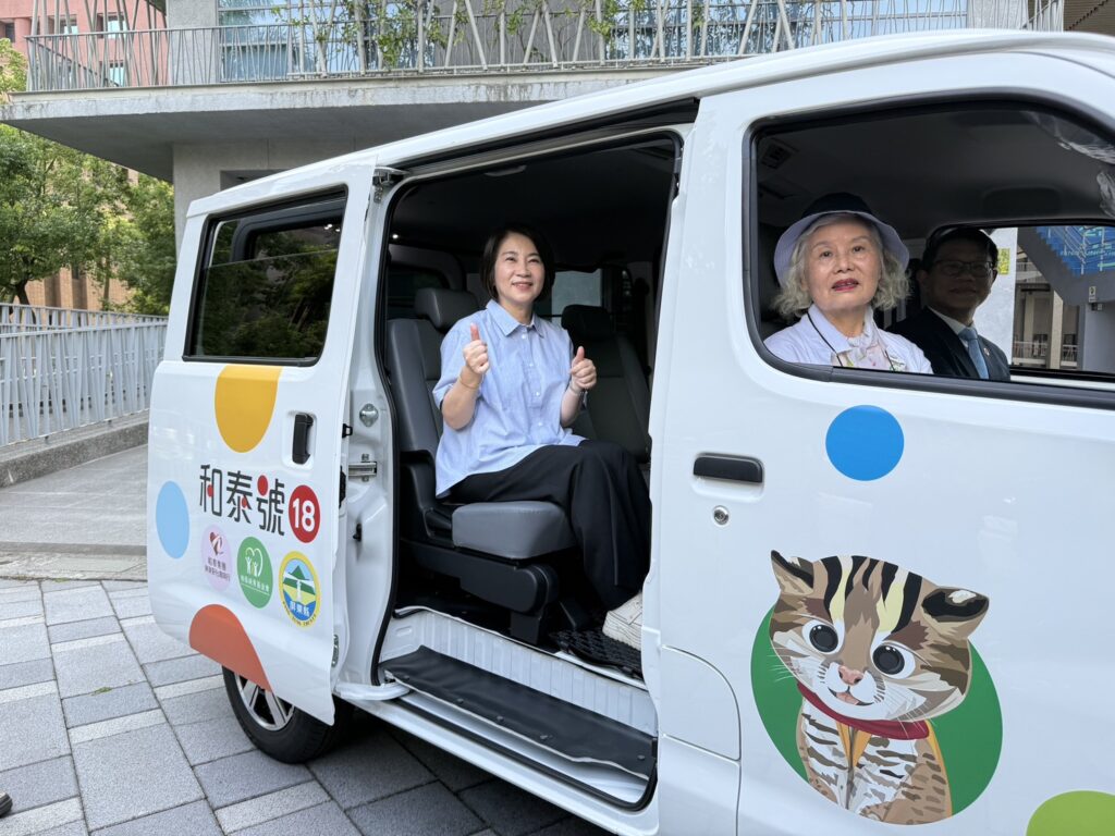 和泰集團和泰純青基金會「量產幸福 移動公益」 捐贈車輛 周縣長搭乘車輛活動照