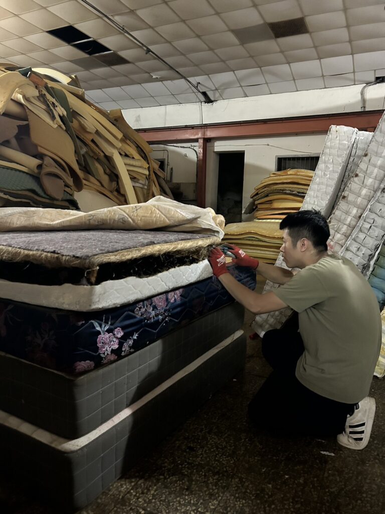最環保臺中社創團隊 智慧搬家每日少跑 200km 廢棄床墊再製綠建材 3 回收廢棄床墊再製綠建材 0