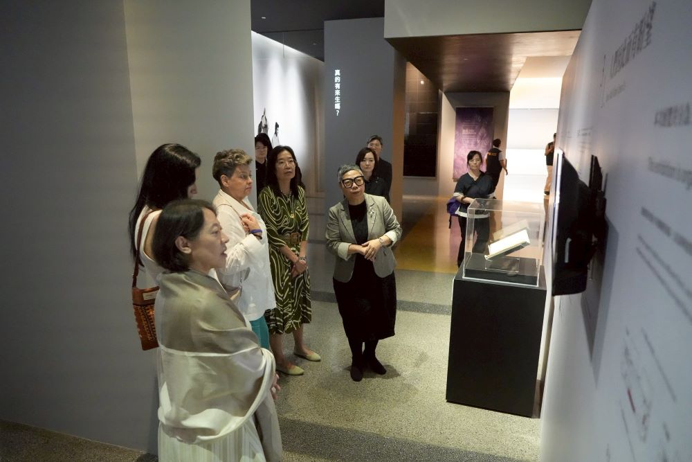 參訪宗博館 瓜地馬拉第一夫人感受光與信仰交會 4 《圖說》世界宗教博物館館長馬幼娟(前右一)向參訪貴賓介紹館內展示品。〈宗博館提供〉