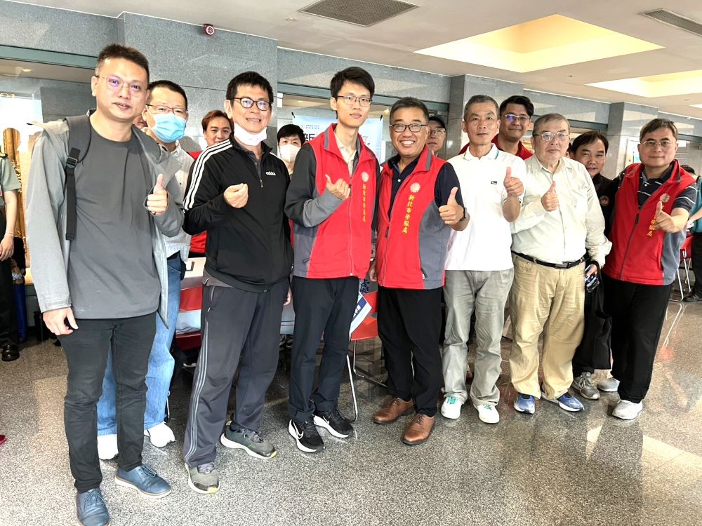 新北就博會徵才 榮服處設攤協助順利就業 1 《圖說》新北市榮服處副處長李毓錫(中)到場鼓勵同仁,並與工作人員及求職退伍官兵合影。〈記者葉柏成攝〉