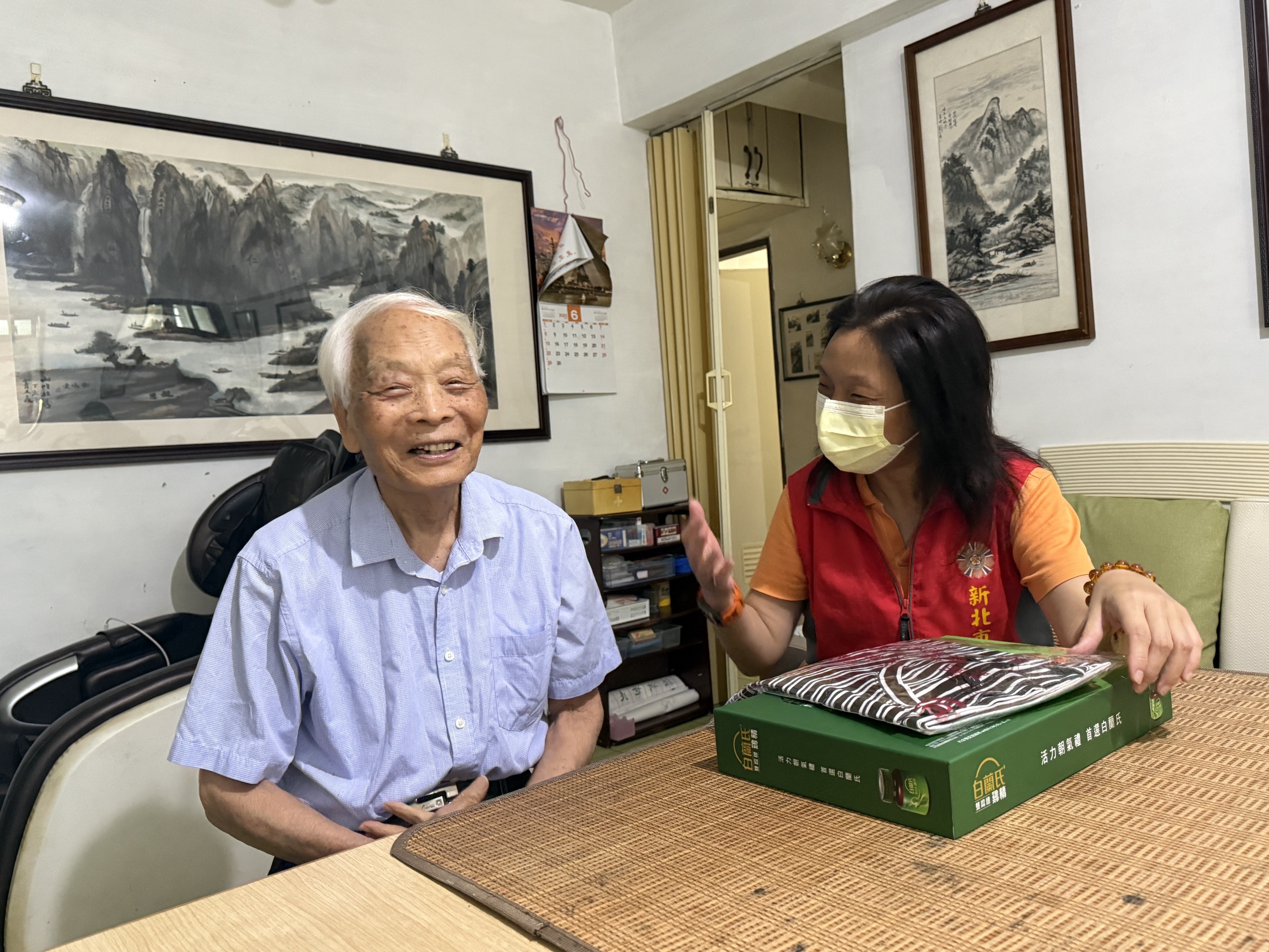 〈慶福〉愛心不打烊 攜手新北榮服處清涼「衣」夏 12 《圖說》王玟琳組長(右)關懷榮民竇伯伯(左),並致贈涼感衣。〈新北榮服處提供〉