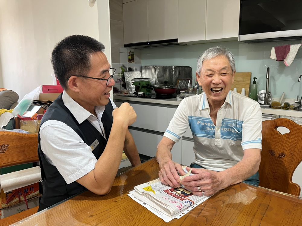 關懷高齡弱勢榮民 臺北市榮服處長、總幹事送暖 2 《圖說》黃信仁探視南港區高齡榮民眷之二。〈臺北市榮服處提供〉