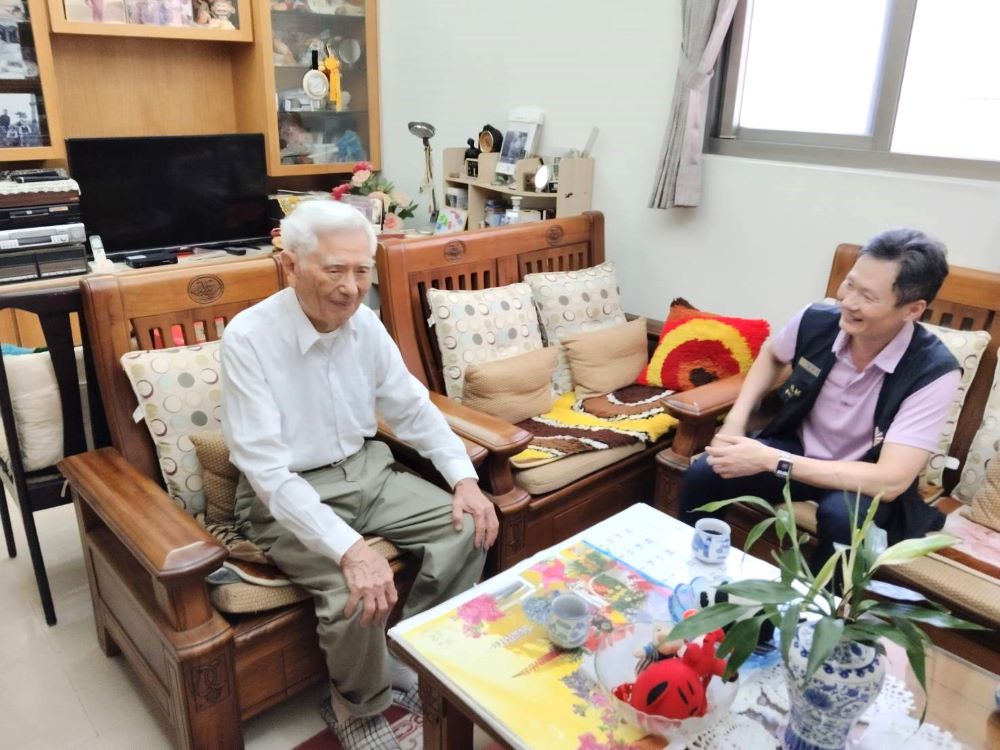 關懷高齡弱勢榮民 臺北市榮服處長、總幹事送暖 3 《圖說》臺北市榮服處總幹事葛得生關懷文山區高齡榮民眷之一。〈臺北市榮服處提供〉