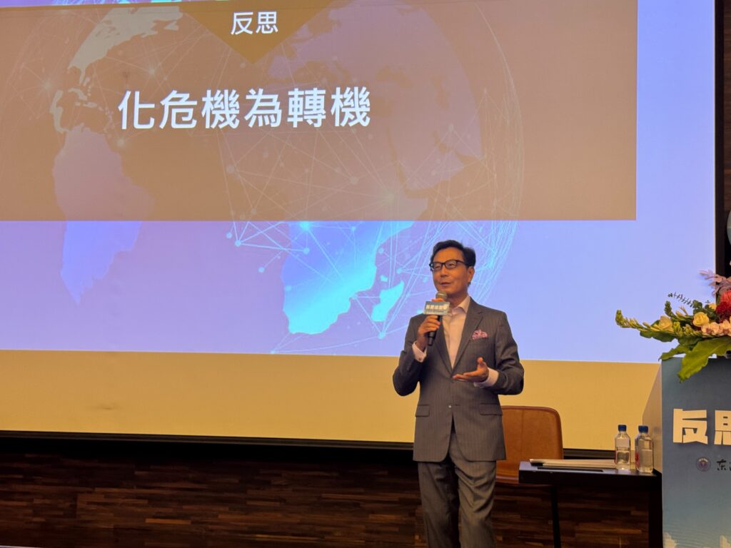 圖說一：第三場「反思經營學」講座，富邦集團董事長蔡明忠談「後發先至」的布局、「化危機為轉機」的決心，以及企業如何靠誠信走過最大風暴。