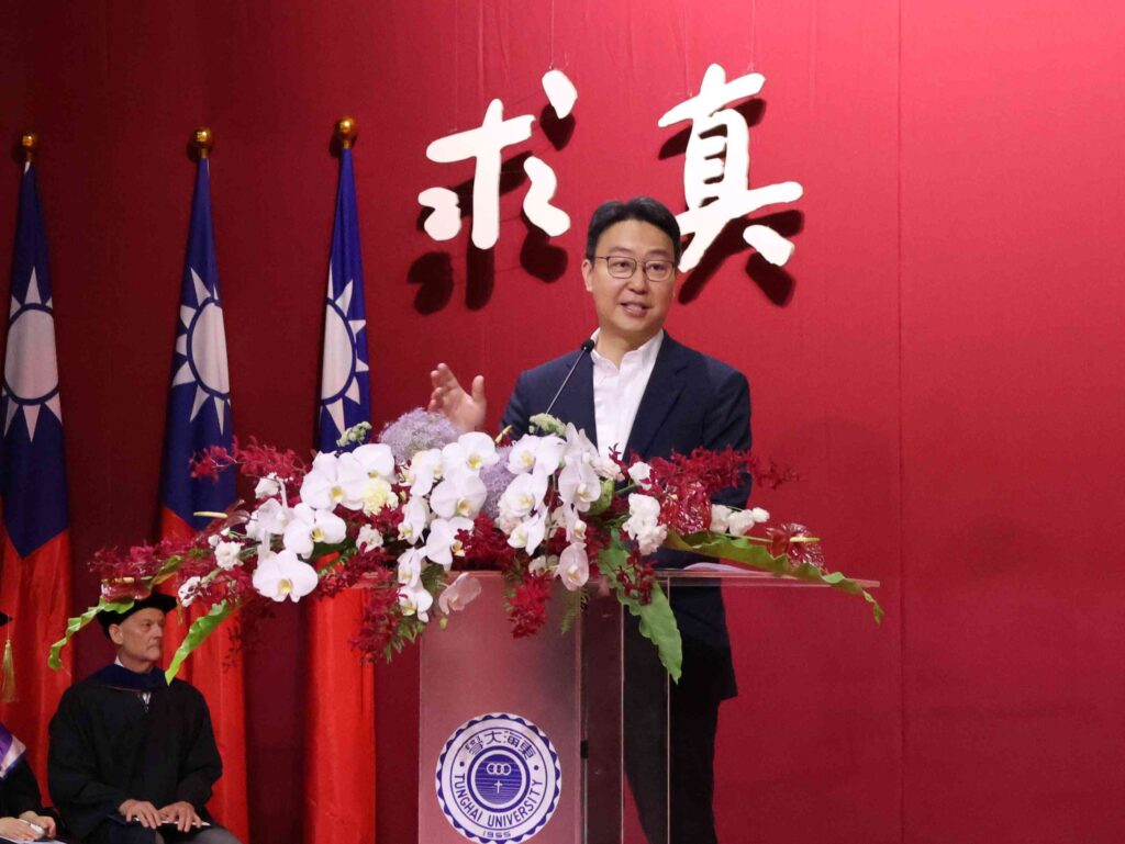 圖說三，交通部長陳世凱返校勉勵畢業生隨時擁抱挫折，讓失敗風暴成為成長的養分。
