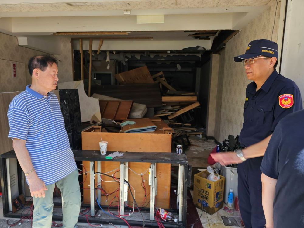 清除治安污染源 土城警鐵腕強拆暗藏春色養生館 2 《圖說》土城分局長陳建龍帶隊督導強制拆除從事色情行業養生館。〈土城分局提供〉