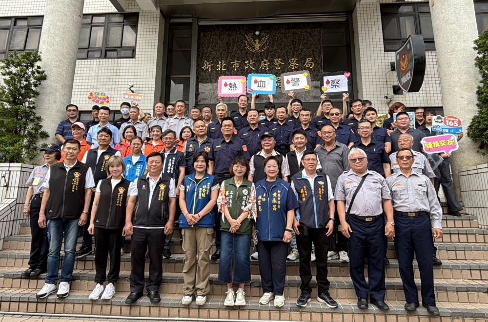鐵漢柔情守護生命 土城暖警捐熱血獻愛心 2 《圖說》土城分局「捐血有愛、健康無礙」愛心捐血公益活動合影。〈土城分局提供〉